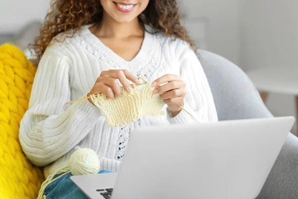 Young African American Woman Taking Online Knitting Classes Home — Stock Photo, Image