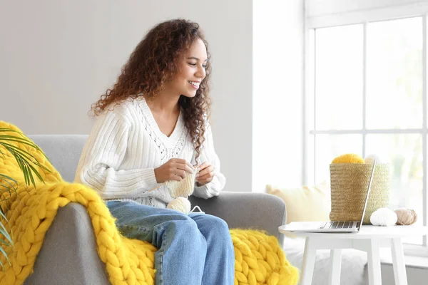 Young African American Woman Taking Online Knitting Classes Home — Stock Photo, Image