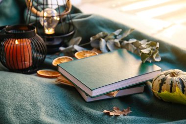 Ekose üzerine kitaplar ve sonbahar dekoru, yakın plan