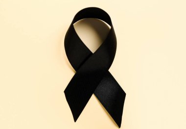 Renkli arka planda siyah kurdele. Melanoma kavramı