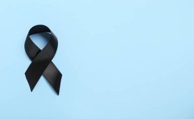 Mavi arka planda siyah kurdele. Melanoma kavramı