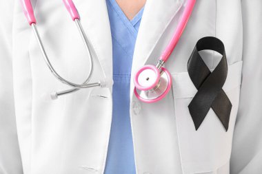 Siyah kurdeleli ve steteskoplu doktor, yakın plan. Melanoma kavramı