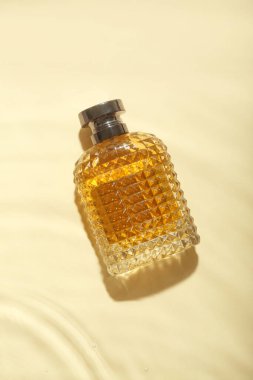 Renkli arka planda sudaki erkekler için bir şişe parfüm.