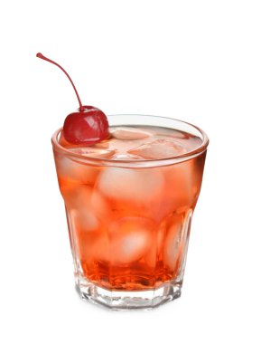 Beyaz arka planda kiraz ve buzlu Manhattan kokteyli.
