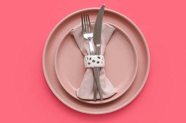 Pembe arkaplanda şık tablo ayarı