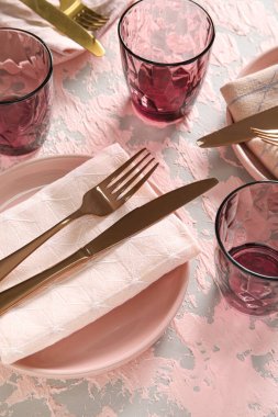 Pembe grunge arka planında şık masa ayarları