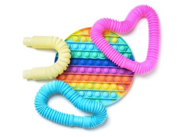 Renkli pop tüpleri ve beyaz arka planda patlat