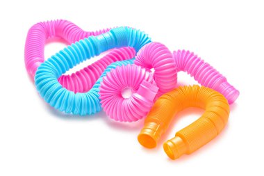 Beyaz arka planda farklı renkli pop tüpleri