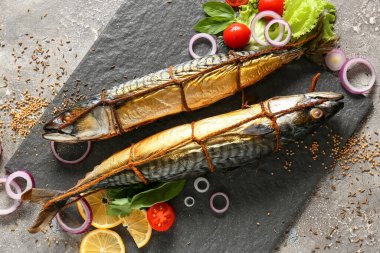 Gri zemin üzerinde füme uskumru balığı olan tahta