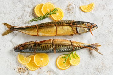 Hafif arkaplanda füme uskumru balıkları