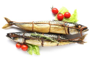 Beyaz arka planda füme uskumru balıkları