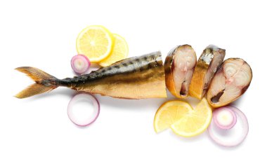 Beyaz arkaplanda füme uskumru balığı.