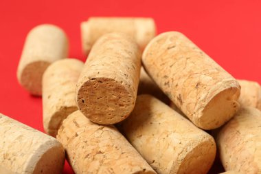 Kırmızı arkaplanda şarap mantarları