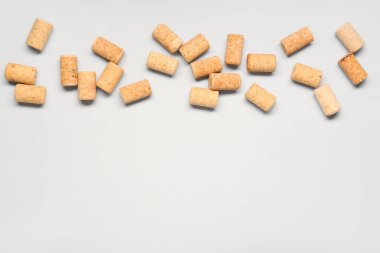 Hafif arkaplanda şarap mantarları