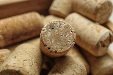 Masada bir sürü şarap mantarı var, yakın plan.