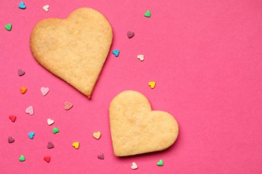 Pembe arka planda kalp şeklinde kurabiyeler. Sevgililer Günü kutlaması