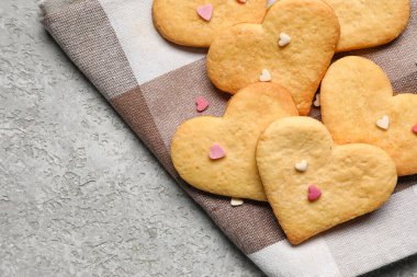 Gri arka planda kalp şeklinde kurabiyeler. Sevgililer Günü kutlaması