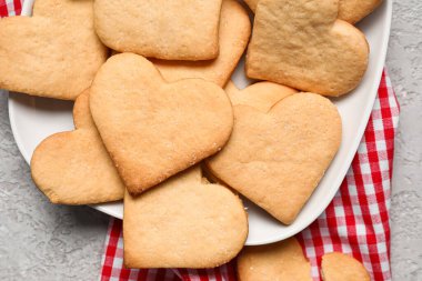 Tabakta kalp şeklinde kurabiyeler var, yakın plan. Sevgililer Günü kutlaması