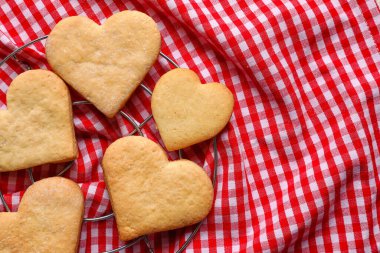 Lezzetli kalp şekilli kurabiyelerin olduğu şebeke, yakın plan. Sevgililer Günü kutlaması