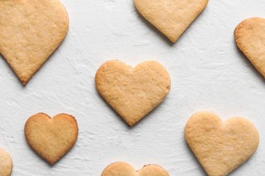 Beyaz arka planda kalp şeklinde kurabiyeler. Sevgililer Günü kutlaması