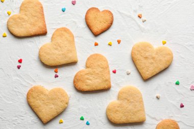 Beyaz arka planda kalp şeklinde kurabiyeler. Sevgililer Günü kutlaması