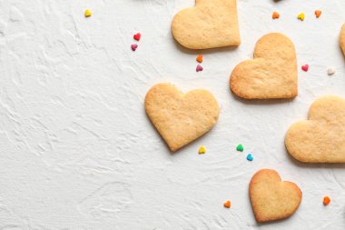 Beyaz arka planda kalp şeklinde kurabiyeler. Sevgililer Günü kutlaması