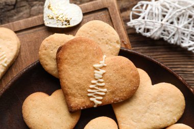 Tabakta kalp şeklinde kurabiyeler var, yakın plan. Sevgililer Günü kutlaması