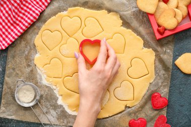 Masada kalp şeklinde kurabiye hazırlayan kadın. Sevgililer Günü kutlaması