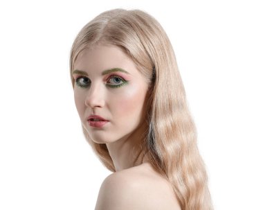 Beyaz arka planda olağandışı kaşları olan güzel bir kız.