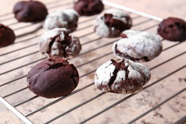 Hafif grunge arka planda lezzetli çikolatalı browni kurabiyeleriyle şebeke