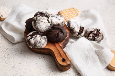 Hafif grunge arka planında lezzetli browni kurabiyeleri olan tahta