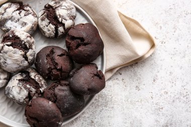 Açık grunge arka planda lezzetli brownili kurabiye tabağı