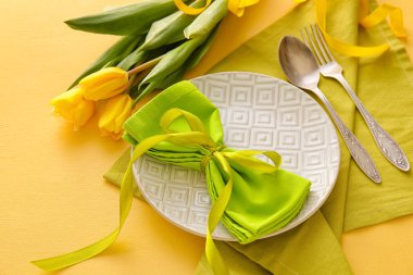 Renkli laleleri olan güzel masa ayarları