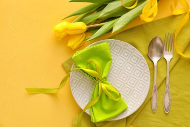 Renkli sarı laleli güzel masa ayarları