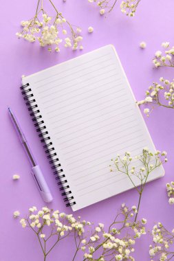 Leylak arkaplanda boş defter, kalem ve çingene çiçekleri