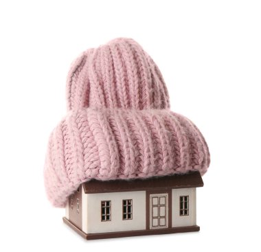 Beyaz arka planda pembe şapkalı ev modeli. Isıtma kavramı