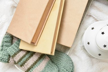 Kitaplar, fener ve örülmüş çoraplar.