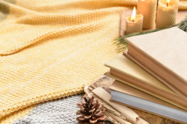 Ekoseli kitaplar yığını, yakın plan.