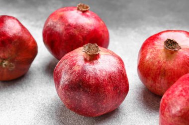 Gri arkaplanda lezzetli nar.