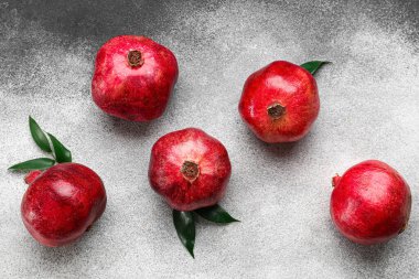 Gri arkaplanda lezzetli nar.