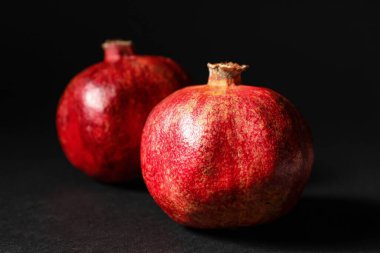 Koyu arkaplanda lezzetli nar.