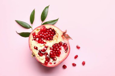Pembe arka planda olgun, lezzetli nar.