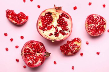 Pembe arka planda taze nar parçaları