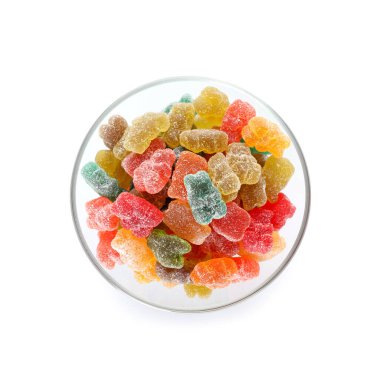 Beyaz arka planda farklı jöle ayıları olan bir kase.