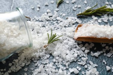 Kaya tuzu koyu arkaplanda, yakın plan
