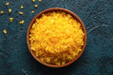 Koyu renk arkaplanda turuncu deniz tuzu, yakın plan.