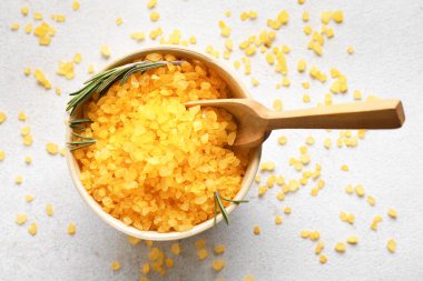 Açık arkaplanda kepçeyle turuncu deniz tuzu.