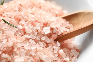 Pembe deniz tuzu ve ahşap kepçe, yakın plan.