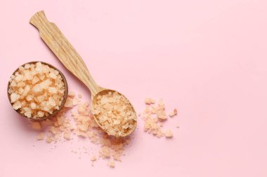 Pembe arka planda bir kase deniz tuzu.