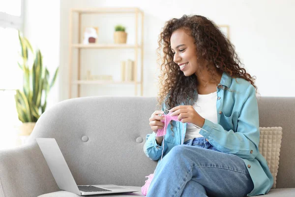 Young African American Woman Taking Online Knitting Classes Home — Stock Photo, Image